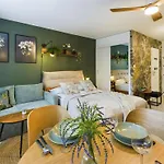 公寓 Atmospheric For 3 People In With Desk For Remote Work By Renters