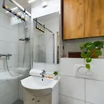 Atmospheric For 3 People In With Desk For Remote Work By Renters 公寓