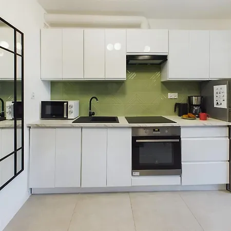 Atmospheric For 3 People In With Desk For Remote Work By Renters * ורשה