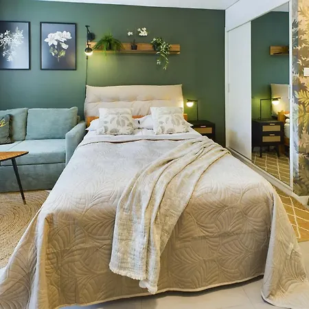 דירה Atmospheric For 3 People In With Desk For Remote Work By Renters ורשה