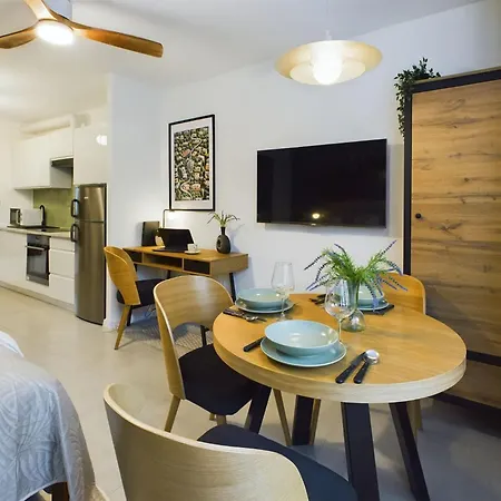 Atmospheric For 3 People In With Desk For Remote Work By Renters דירה ורשה