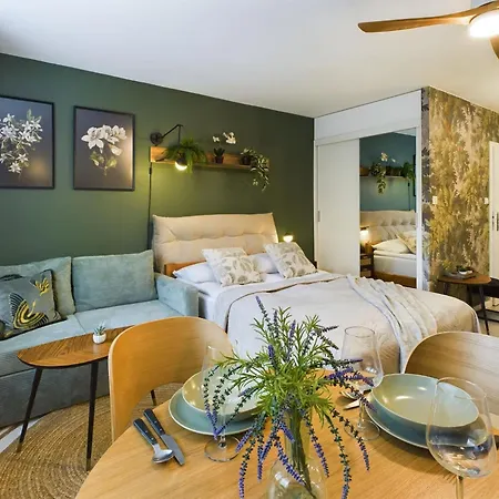 Atmospheric For 3 People In With Desk For Remote Work By Renters דירה